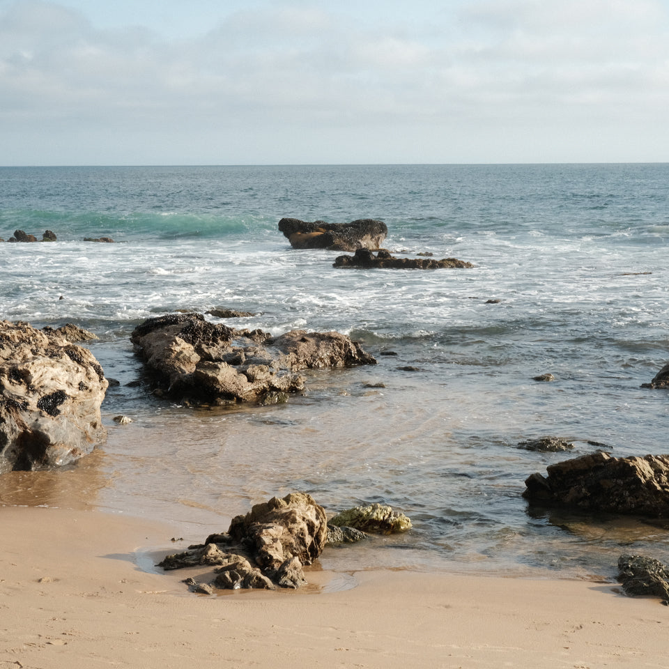 Ocean with rock formations and horizon in the distance